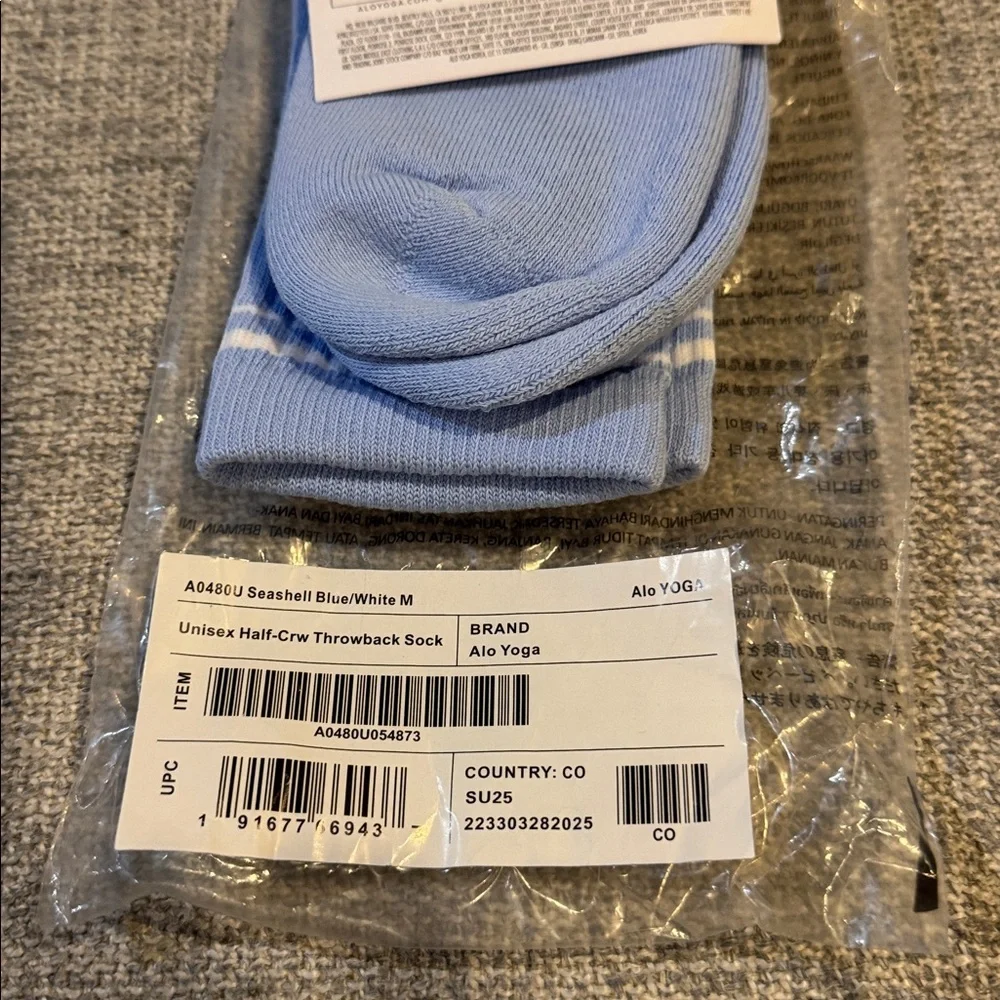 NWT. ALO Yoga Seashell Blue Half-Crew Throwback Socks Size Medium - Picture 4 of 4